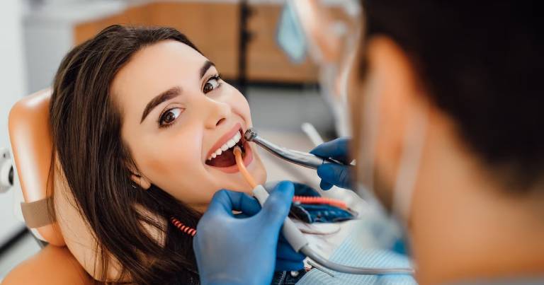 microabrasion-dental-una-tecnica-efectiva-para-mejorar-la-estetica-del-esmalte